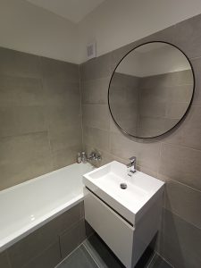 Zrkadlo so zabudovanou elektroinštaláciou, Bratislava-Rača